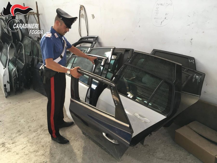 Il blitz dei Carabinieri in un capannone: ritrovati numerosi pezzi di automobili di varie marche